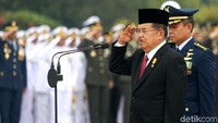 Upacara pun berlangsung khidmat.