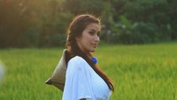 Pakai Topi caping di tengah sawah, Rachel tetap cantik ya.. (rachelpetersx/Instagram)