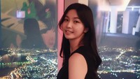 Ini potret Seo Jae saat berada di menara tinggi berlatar Kota Seoul. (seojamzzz/Instagram)