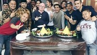 Di acara syukuran sinetron yang dibintangi Martinez, semua pemain sekaligus kru merayakannya dengan potong tumpeng. Martinez ini aslinya orang Chile namun sudah berkebangsaan Indonesia. Foto: instagram @martinezzclaudio