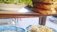 Biasanya dijajakan dalam gerobak. Semua bahan disusun rapi dan diracik saat dipesan. Perkedel singkong berbentuk segi empat dan petis udahg jadi ciri khasnya. Foto: Instagram @tahucampurbarokahsda