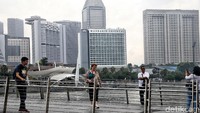 Ada beberapa tempat wisata yang menarik untuk dikunjungi terlebih lokasinya juga berdekatan dengan Merlion Park diantaranya, Esplanade, Asian Civilisations Museum, Raffles Landing Site, dan Singapore Flyer.