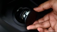 Terdapat socket power electrik di sebelah kanan, untuk memanjakan para gadget mania saat berkendara bersama Freego.