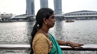 Taman ini pun buka selama 24 jam selain itu anda tak perlu tiket untuk dapat sekadar menikmati keindahan kota Singapura atau berfoto unik dengan latar patung merlion di Merlion Park ini.