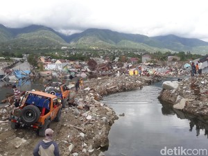 Off-roader Evakuasi Mobil Korban Likuifaksi di Balaroa Sulteng