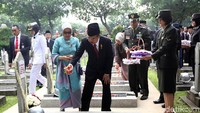 JK juga memimpin pelaksanaan tabur bunga di TMP Kalibata.