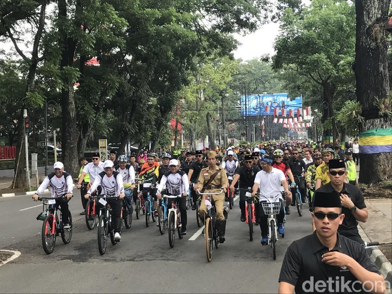 Gowes Keliling Bandung, Ternyata Ontel Jokowi Tak Punya Rem Gowes Keliling Bandung, Ternyata Ontel Jokowi Tak Punya Rem