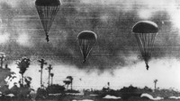 Pada tahun 1942 sejumlah tentara militer Jepang tiba di Indonesia, salah satunya pada tanggal 5 Mei 1942 tentara Jepang mendarat di wilayah Sumatera. Jepang datang dengan memberikan harapan baru kepada rakyat Indonesia, yaitu memberikan kemerdekaan dan kebebasan usai dijajah oleh bangsa Belanda. Namun, pada akhirnya Jepang pun tak jauh berbeda dengan Belanda yang juga menjajah bangsa Indonesia. Keystone/Getty Images.