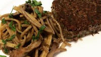 Untuk makan malam, Adriana pernah menikmati mie soba dengan jamur shittake dan burger kacang hitam. Enak nggak ya? Foto: Instagram adrianalima