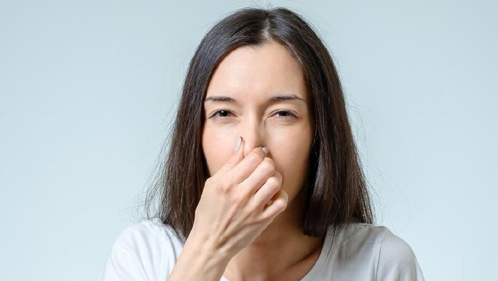 ilustrasi bau Young Woman Noticed Smell Coming From Dishwasher In Kitchen