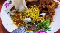 Racikan tahu campur ini terdiri dari mie kuning, tauge, tahu goreng, perkedel singkong dan disiram rebusan daging berkuah. Kerupuk dan bawang goreng jadi pelengkapnya. Foto: Instagram @nurul_prihatin