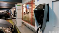 Menurut Manajer SPBU Coco Rasuna Said, Arif, 4 unit alat pengisian daya baterai untuk mobil, kalau motor itu di swap atau tukar baterai.