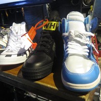 Sedangkan untuk sneaker keluaran brand Off-white bisa didapatkan di brand Six6street. Off-White x Nike Air Jordan yang merupakan keluaran terbaru bisa didapatkan dengan Rp 15 juta sedangkan Offwhite High Top bisa dimiliki dengan Rp 8 juta. Foto: Foto: Rahmi Anjani/Wolipop