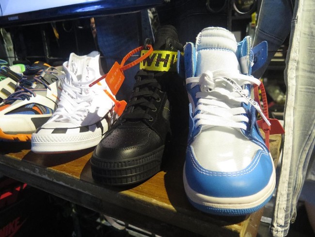 Sedangkan untuk sneaker keluaran brand Off-white bisa didapatkan di brand Six6street. Off-White x Nike Air Jordan yang merupakan keluaran terbaru bisa didapatkan dengan Rp 15 juta sedangkan Offwhite High Top bisa dimiliki dengan Rp 8 juta. Foto: Foto: Rahmi Anjani/Wolipop
