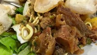 Rebusan otot dan sandung lamur sapi yang empuk juicy dengan kuah gurih manis jadi bahan utama tahu campur Surabaya. Foto: Instagram @mrs.didonkz