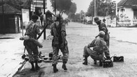 Perlawanan pun tak hanya dilakukan di hutan-hutan, di sejumlah daerah di Indonesia pun rakyat melawan para penjajah untuk merebut dan mempertahankan kemerdekaan bangsa Indonesia. Momen saat tentara Belanda kembali tiba di Indonesia, tepatnya di daerah Magelang, Jawa Tengah, untuk kembali menjajah bangsa Indonesia yang telah merdeka pada tahun 1949. Keystone/Getty Images.