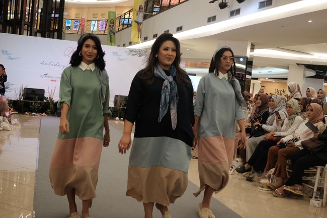 Laudya Cynthia Bella bekerja sama dengan desainer Ayu Dyah Andari merilis produk baju. Di koleksi pertamanya, Bella tampak ingin menghadirkan koleksi basic. Foto: Silmia Putri/Wolipop