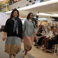 Laudya Cynthia Bella bekerja sama dengan desainer Ayu Dyah Andari merilis produk baju. Di koleksi pertamanya, Bella tampak ingin menghadirkan koleksi basic. Foto: Silmia Putri/Wolipop