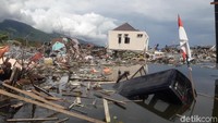 Salah satu mobil yang tenggelam dipasangi laberang (tali-temali yang biasa dipakai untuk kapal) yang dikatrol dari jip mereka yang mesinnya sudah dimodifikasi menjadi lebih kuat.  (Foto: Jafar Bua/detikcom)