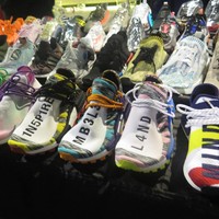 Pharrell Williams x Adidas Human Race NMD bisa ditemui di tenant Hype Beast Stuff. Dalam bazaar sneakers yang digelar hingga Minggu, (11/11/2018), produk tersebut ditawarkan mulai dari Rp 4 jutaan. Foto: Foto: Rahmi Anjani/Wolipop