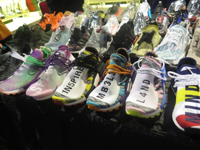 Pharrell Williams x Adidas Human Race NMD bisa ditemui di tenant Hype Beast Stuff. Dalam bazaar sneakers yang digelar hingga Minggu, (11/11/2018), produk tersebut ditawarkan mulai dari Rp 4 jutaan. Foto: Foto: Rahmi Anjani/Wolipop
