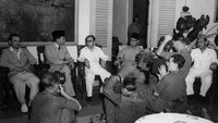 Perjuangan kemerdekaan bangsa Indonesia pun tak hanya mengandalkan perang tetapi juga dari jalur diplomasi seperti diadakannya perundingan antara para petinggi negara Indonesia dengan negara lain. Salah satunya, momen saat Soekarno-Hatta mengumpulkan sejumlah tokoh Indonesia untuk membahas terkait kondisi bangsa Indonesia beberapa waktu setelah merdeka setelah proklamasi kemerdekaan Indonesia dikumandangkan. Keystone/Getty Images.