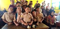 Merangkak 3 Km ke Sekolah, Adul Memotivasi Teman dan Guru