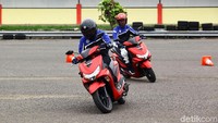 Ternyata fitur ABS yang tersemat di Yamaha Freego bukan hanya tempelan semata nih Otolovers, lokasi test ride sendiri berada di area parkir sentul internasional sirkuit dengan permukaan aspal yaang kurang rata. Ditambah lagi, beberapa ada yang terkelupas sehingga berpotensi ban slip. Motor ini bisa dikatakan tren baru dengan menggunakan velg 12 inch dengan ukuran ban depan 100/90 dan ban belakang 110/90. Dengan segala fitur anyar yang disematkan oleh Yamaha tentu motor ini bisa menjadi pilihan bagi para pengguna skutik yang ingin naik kelas tetapi tidak ingin ke keluarga Maxi.  