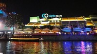 Menikmati malam di Clarke Quay, Singapura, tidak perlu biaya. Kamu bisa jalan-jalan menyusuri Singapore River dan menikmati lampu-lampu yang indah (Anisya Dwi Harianti/dTraveler)