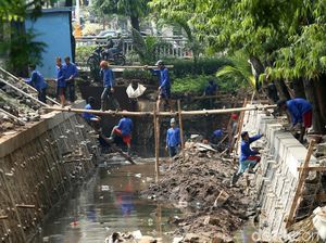 Antisipasi Banjir, Pengerjaan Turap di Kawasan Kalibata Dikebut