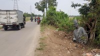 Sebuah patung yang menggambarkan Pahlawan Nasional Sultan Ageng Tirtayasa teronggok begitu saja di pinggir jalan. Patung itu diketahui sebelumnya dibuang ke sungai hingga akhirnya ditemukan petugas pengerukan irigasi sungai Kalimalang di Jl. Masjid Priyayi, Kasemen, Kota Serang, Sabtu (10/11/2018).