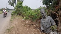 Masih menurut Ahmad, patung Sultan Ageng Tirtayasa itu dibuat oleh perupa ternama dari ISI Yogyakarta yaitu Yusman pada tahun 1998. Sultan Ageng Tirtayasa sendiri merupakan pemimpin Kesultanan Banten yang dikukuhkan menjadi pahlawan nasional pada 1970 atas jasanya dalam melawan penjajahan Belanda.
