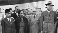 Momen saat Bung Hatta tiba di Amsterdam, Belanda, bersama Susuhan dari Surakarta sebagai delegasi dari Indonesia untuk melakukan perundingan dengan delegasi Belanda yaitu Dr Prinsen dan  Maarseveen pada tahun 1949. Keystone/Getty Images.