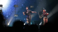 Ketika lagu Young Dumb & Broke dibawakan, para penonton pun berteriak kencang. Mereka turut bernyanyi, melompat, sambil sesekali merekam momen tersebut. Foto: Asep Syaifullah