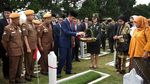 Gaya Jokowi Saat Berkeliling Kota Bandung dengan Onthel