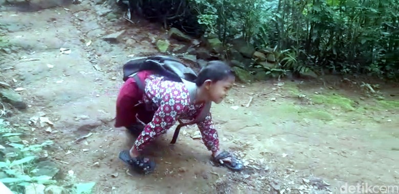 Merangkak 3 Km ke Sekolah, Adul Memotivasi Teman dan Guru Merangkak 3 Km ke Sekolah, Adul Memotivasi Teman dan Guru