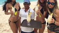 Segelas jus nanas jadi pelengkap dari momen mantai Adriana. Pasti segar banget tuh hihi. Foto: Instagram adrianalima
