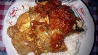  Sego sambel atau penyetan menyajikan tempe, ayam penyet, ikan lele, telur dadar dan iwak pe. Lauk-laik tersebut disajikan dengan sambal di cobek. (traveltodayindonesia.com)