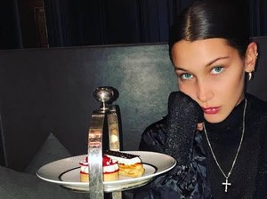 Chicken Tenders hingga Permen, Ini Menu Camilan Bella Hadid di Pesawat