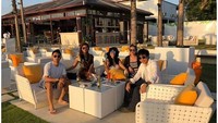 Bersantai di salah satu kafe yang berada di Bali, jadi pilihan Nouva untuk berbincang dengan teman-temannya.  Tak ketinggalan minuman dingin yang segar. Foto: Instagram @official.barbienouva