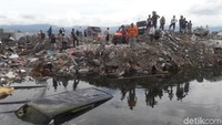 Sekali menarik mobil, ada empat jip yang beraksi dengan memainkan peran masing-masing (Foto: Jafar Bua/detikcom)
