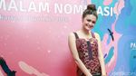 Saat Amanda Rawles Pamer Bahu Seksinya