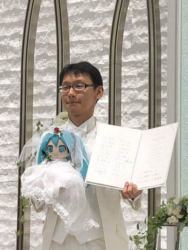 Pengantin pria, Akihiko Kondo, menikah dengan boneka. 