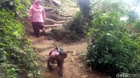 Sesekali ketika tidak ada kesibukan, Pipin kerap mengantar putranya itu ke sekolah. Walaupun turun hujan semangat untuk pergi sekolah Adul tak pernah surut.