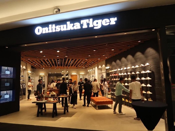 Brand Sepatu  Onitsuka Tiger Buka Toko Terbesar di Surabaya