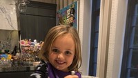 Perayaan Halloween Tamara dan Sophia justru terlihat sangat sederhana. Mereka lebih memilih untuk membuat pancake bersama. Foto: Instagram tamaraecclestoneofficial