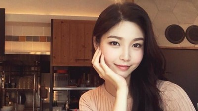 Foto: Gaya Liburan Miss Korea 2017 yang Hobi Surfing