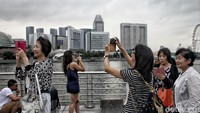 Tampak sejumlah pengunjung mengabadikan keindahan kota Singapura dari Merlion Park.
