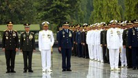 Komandan upacara memberikan laporan tanda dimulainya upacara kepada JK. Acara dilanjutkan penghormatan kepada pahlawan dan mengenang pertempuran 10 November di Surabaya.