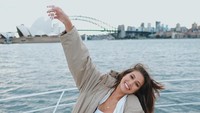 Saat ke Australia, Rachel tak melewatkan tur dengan kapal di Sydney. (rachelpetersx/Instagram)